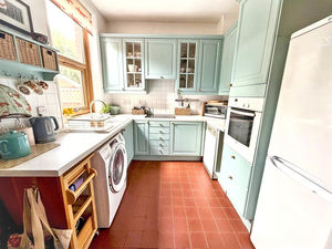Kitchen- click for photo gallery